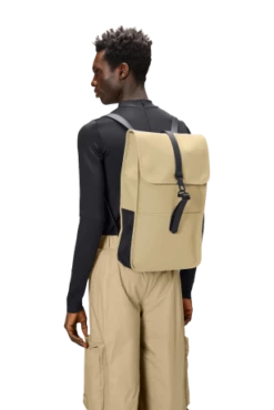 Rains Backpack 15" Rugzak Sand -NL Rugzak Verkoopwinkel 13000 sand men 1