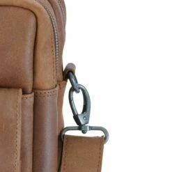 DSTRCT Special Laptopbag 2-vaks 17" Cognac 23 DSTRCT Special Laptopbag 2-vaks 17" Cognac -NL Rugzak Verkoopwinkel 20210824 capture0003 2