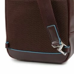 Piquadro Blue Square Mono Sling IPad Pro 9.7"/ IPad 11" Mahogany Brown 10 Piquadro Blue Square Mono Sling IPad Pro 9.7"/ IPad 11" Mahogany Brown -NL Rugzak Verkoopwinkel ca4827b2 n dett2 1