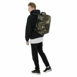 CabinZero Classic 36L Ultra Light Travel Bag Urban Camo 11 CabinZero Classic 36L Ultra Light Travel Bag Urban Camo -NL Rugzak Verkoopwinkel cabin bag classic 36l urban camo on body side 640x