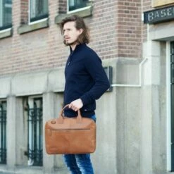 Plevier Flint Laptoptas 2-Vaks 15.6" Cognac -NL Rugzak Verkoopwinkel flint 351 3 sfeerfoto