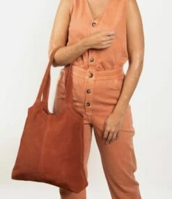 Cowboysbag Suede Handbag Alpha Brandy 11 Cowboysbag Suede Handbag Alpha Brandy -NL Rugzak Verkoopwinkel handbag alpha 000302 brandy 20944 1