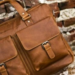 Chesterfield Dylan Laptop Schoudertas 17" Cognac -NL Rugzak Verkoopwinkel leren laptoptas cognac dylan 2
