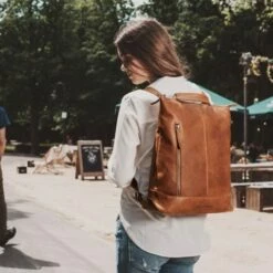 Chesterfield Chelsea Rugzak / Schouder Shopper 14" Cognac 12 Chesterfield Chelsea Rugzak / Schouder Shopper 14" Cognac -NL Rugzak Verkoopwinkel leren rugzak cognac chelsea