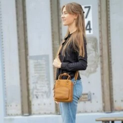 Chesterfield Morena Crossbody Schoudertas Black -NL Rugzak Verkoopwinkel leren schoudertas cognac morena