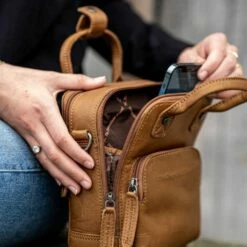 Chesterfield Morena Crossbody Schoudertas Black -NL Rugzak Verkoopwinkel leren schoudertas cognac morena 1