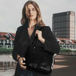 Chesterfield Bilbao Schoudertas Black -NL Rugzak Verkoopwinkel leren schoudertas zwart bilbao 1