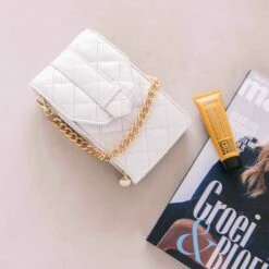 MOSZ Telefoontasje Quilted Black Light Gold -NL Rugzak Verkoopwinkel sfeer 15