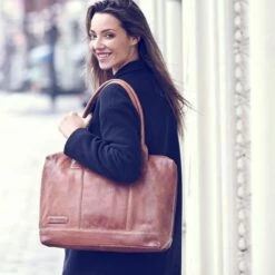 Plevier Fiera Laptop Damestas 15.6" Cognac -NL Rugzak Verkoopwinkel sfeerfoto 475 3 fiera