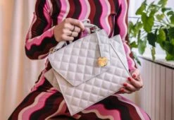 MOSZ Handtas Phoebe Quilted Off White Shiny Light Gold -NL Rugzak Verkoopwinkel ss23 92